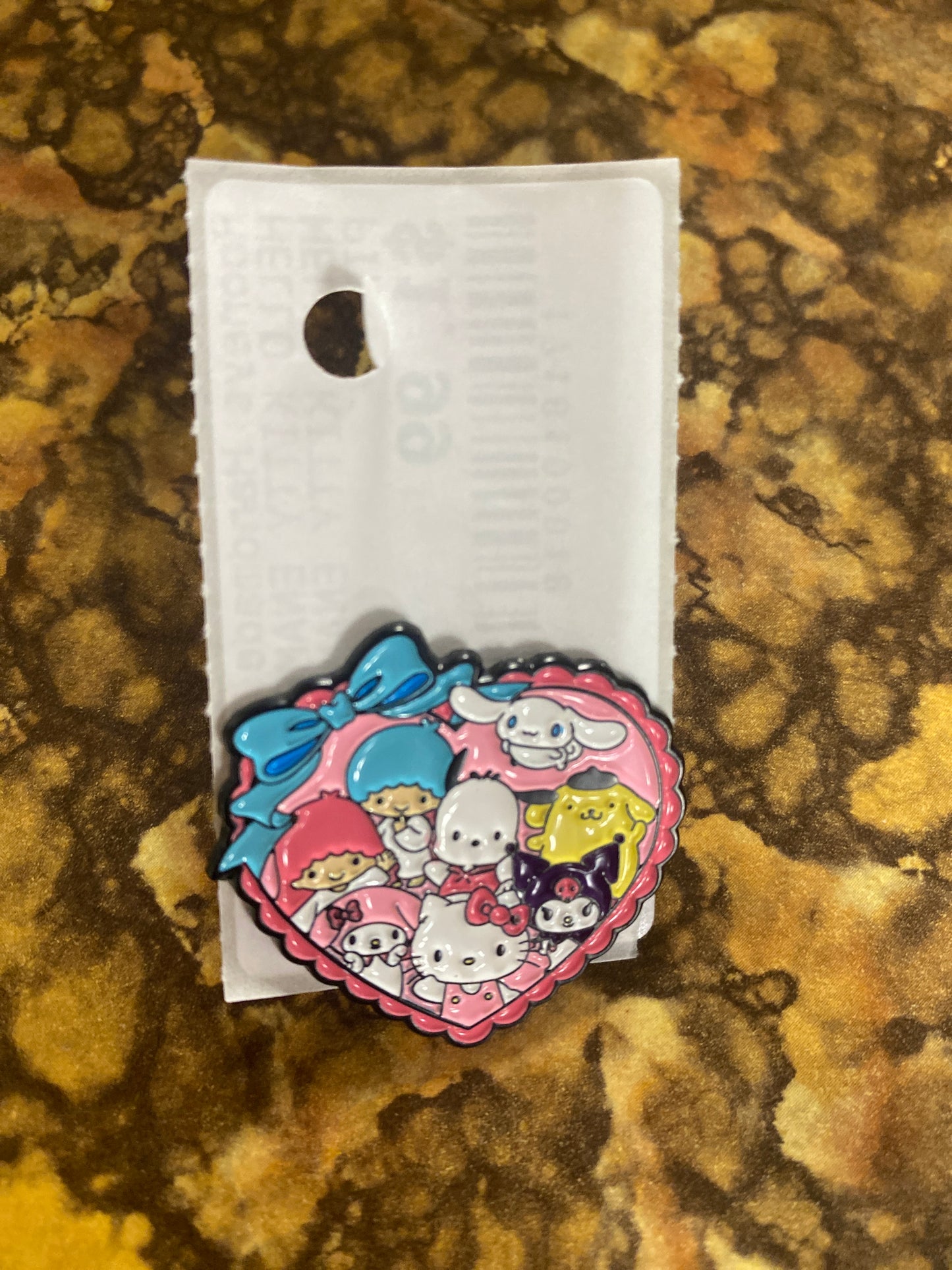 HELLO KITTY HEART GIFT PIN