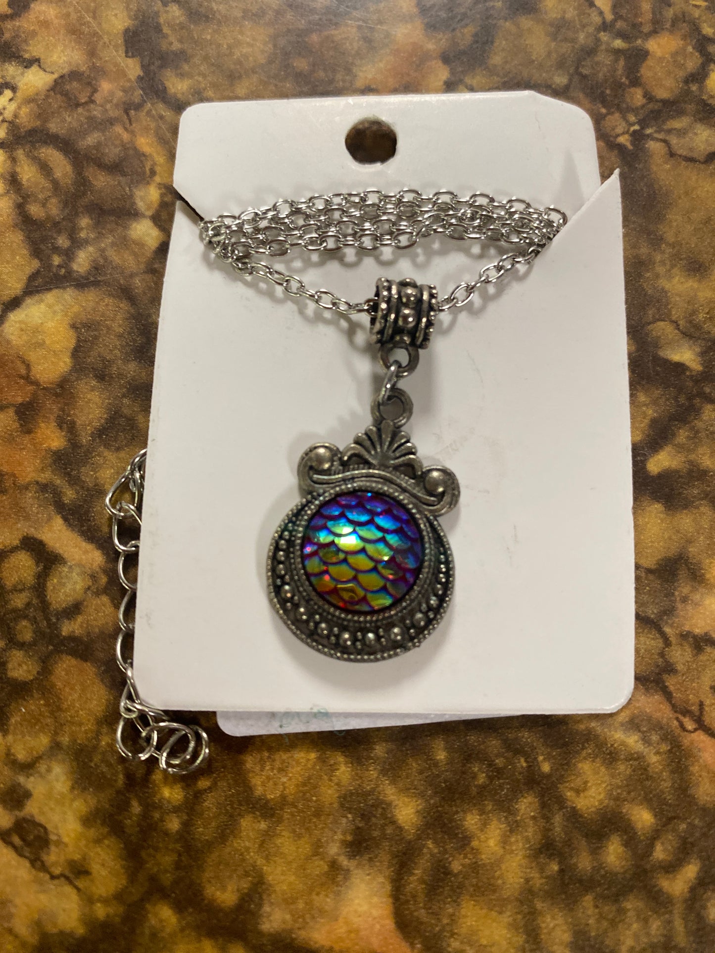 MERMAID SCALE NECKLACE PINK
