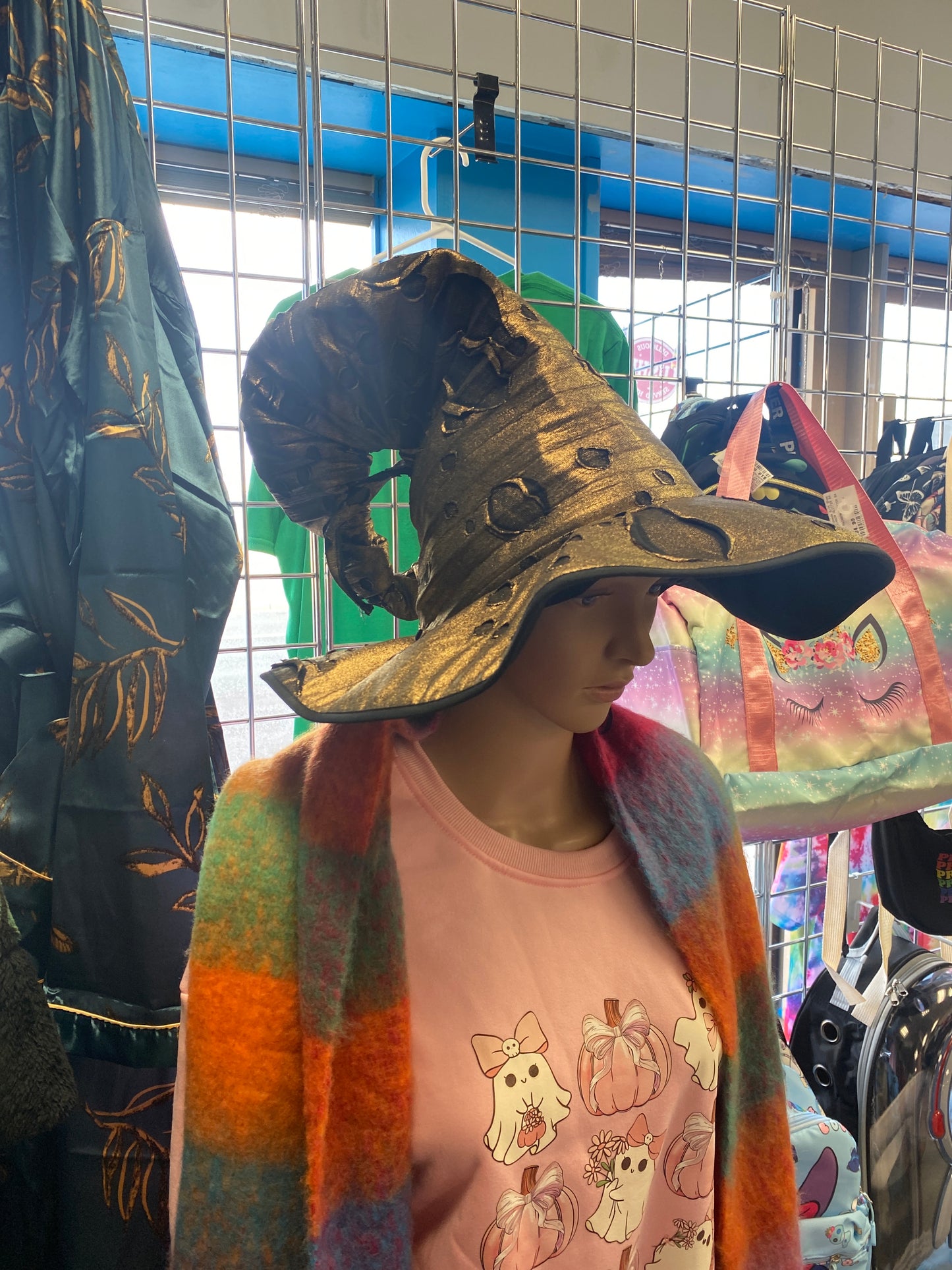 GOLDEN WITCH HAT