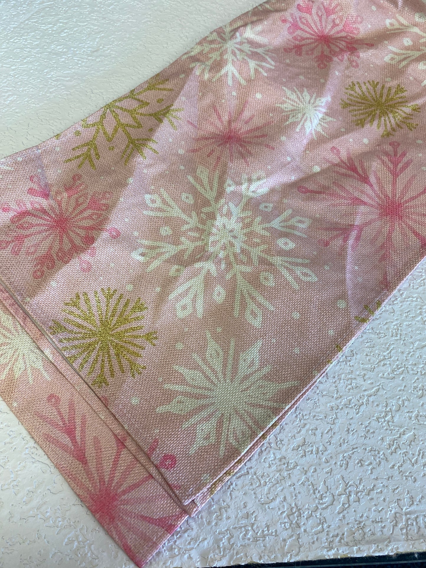 13IN X 108IN TABLE RUNNER SNOW PINK