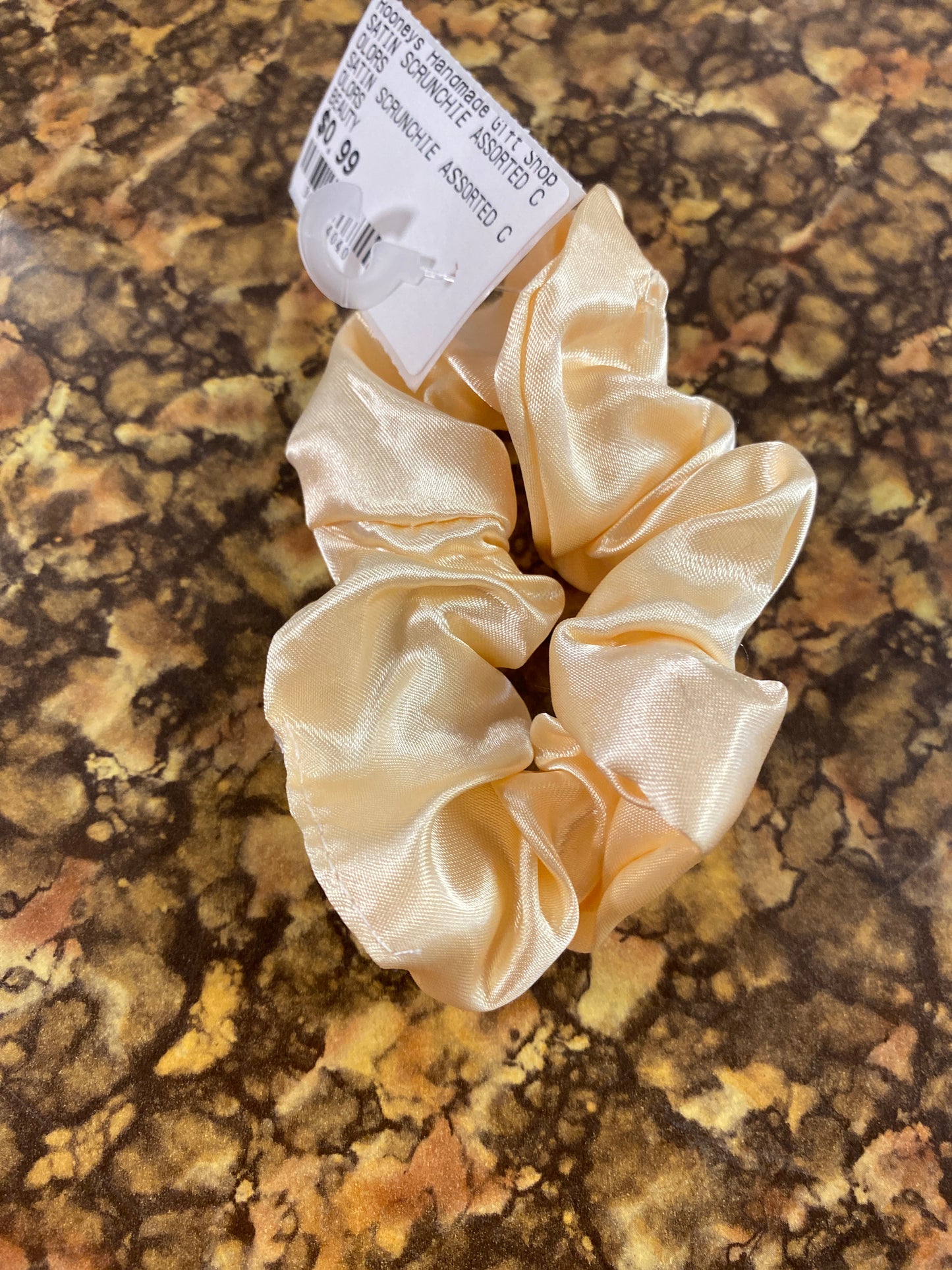 SATIN SCRUNCHIE PEACHES & CREAM