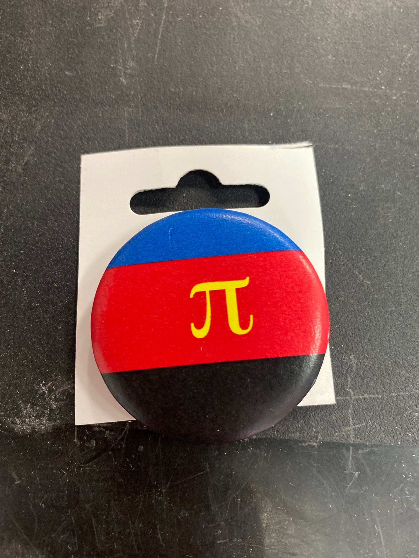 POLY PRIDE FLAG BUTTON