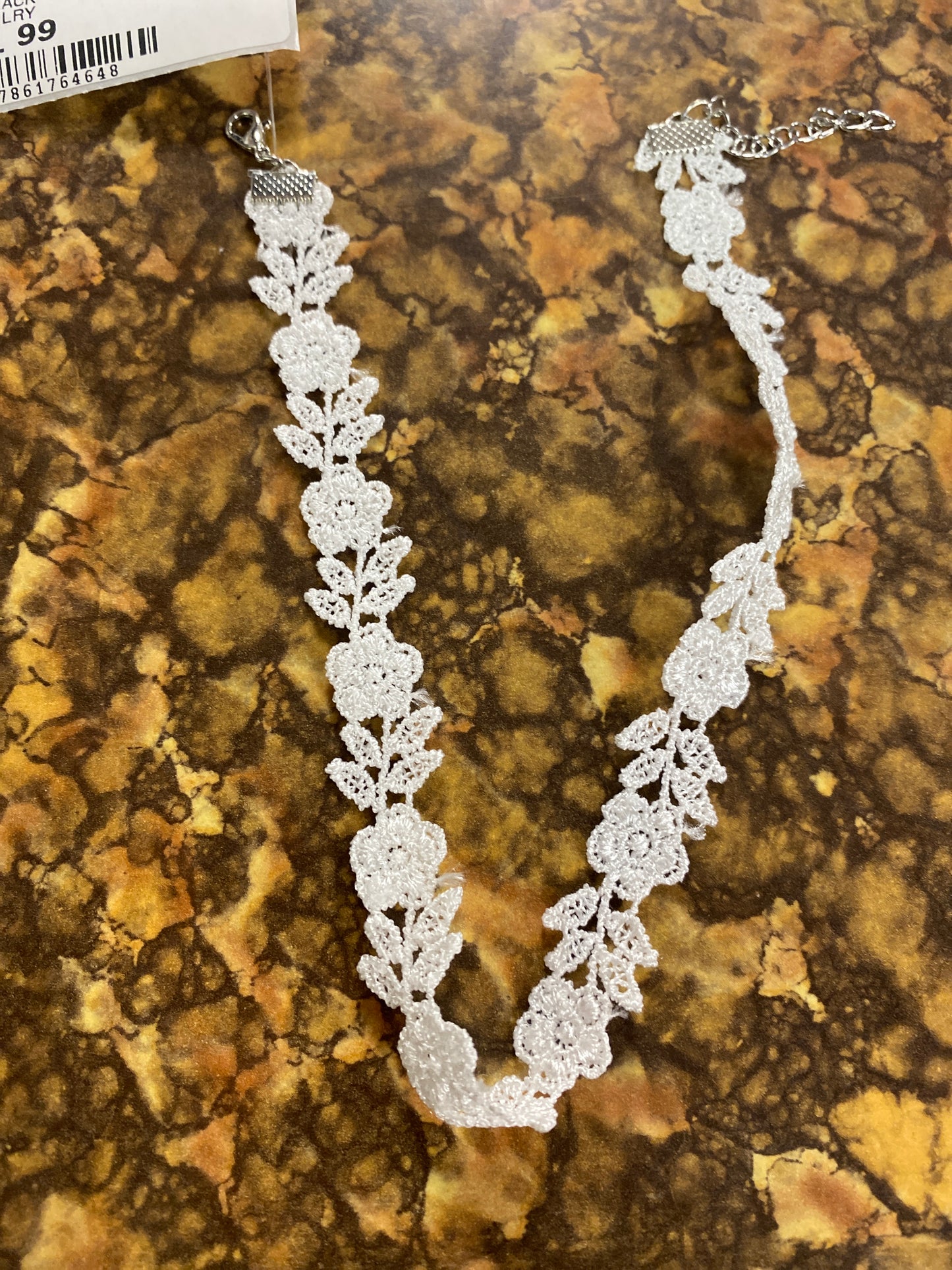 WHITE LACE FLOWER CHOKER