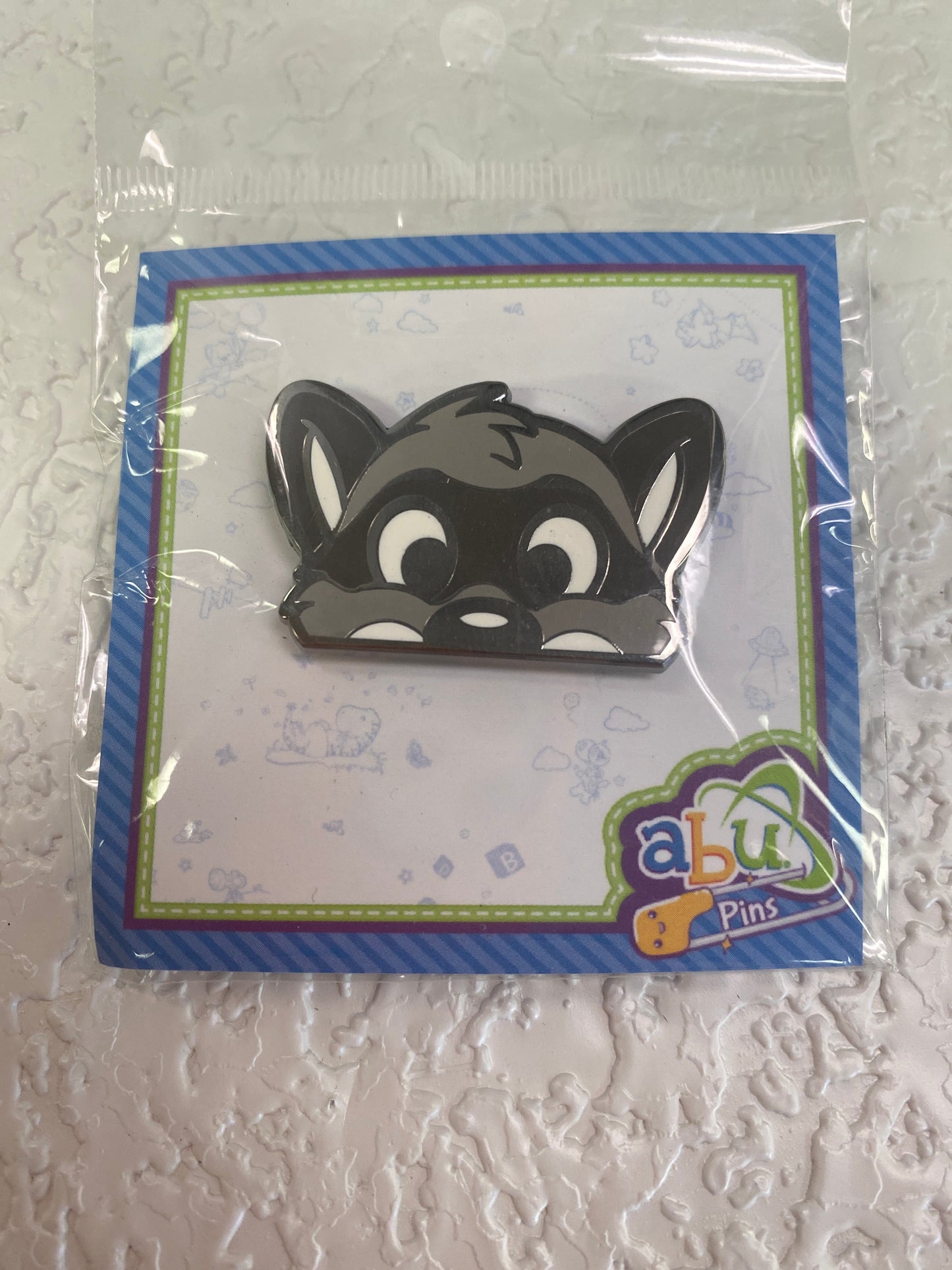 ABU PEEKABOO PIN RACOON