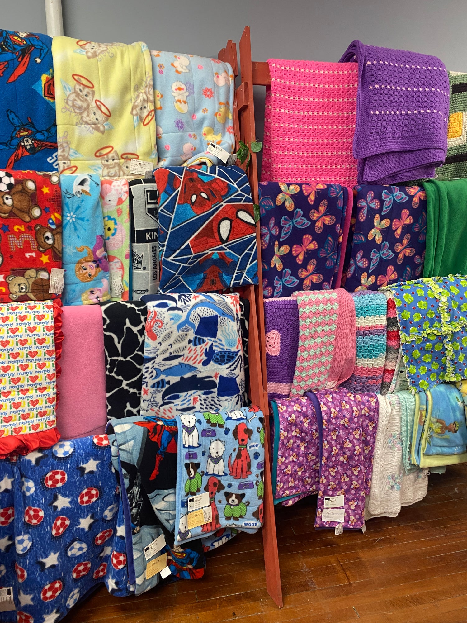 VENDOR GALES BLANKETS N BOOKS