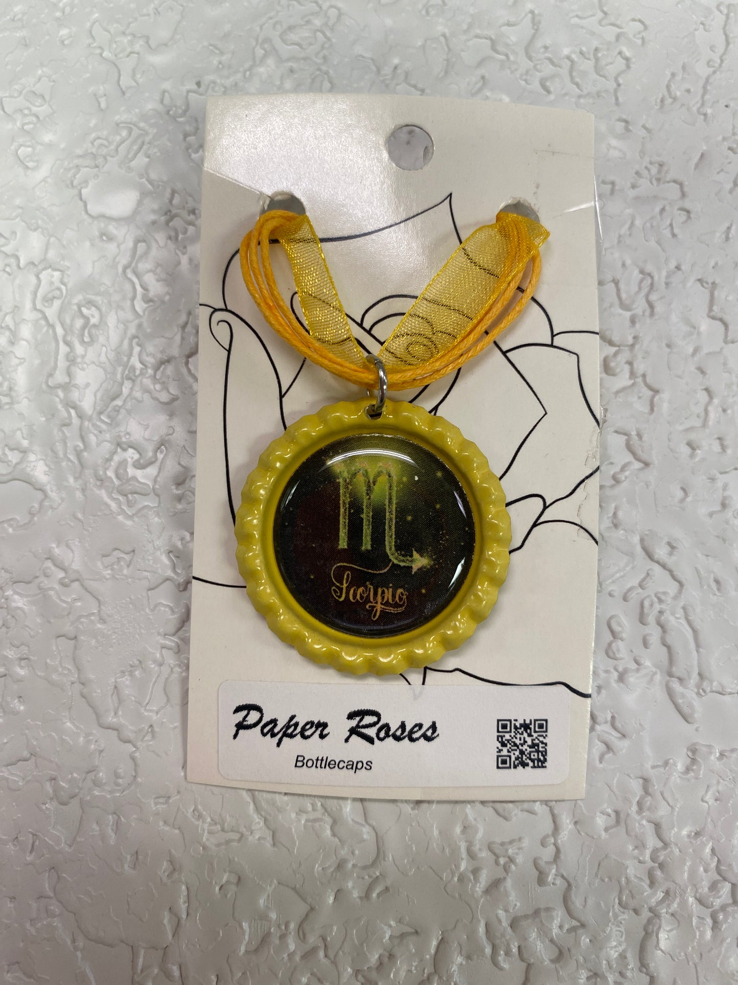 YELLOW SCORP BOTTLE CAP NECKLACE