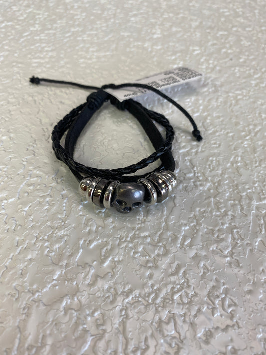 LEATHER SKULL BRACLET