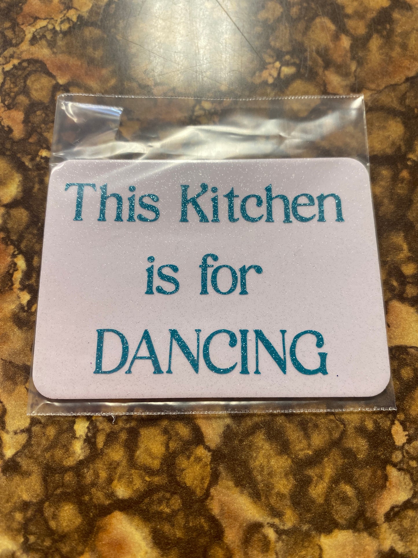 MAGNET KITCHEN DANCING