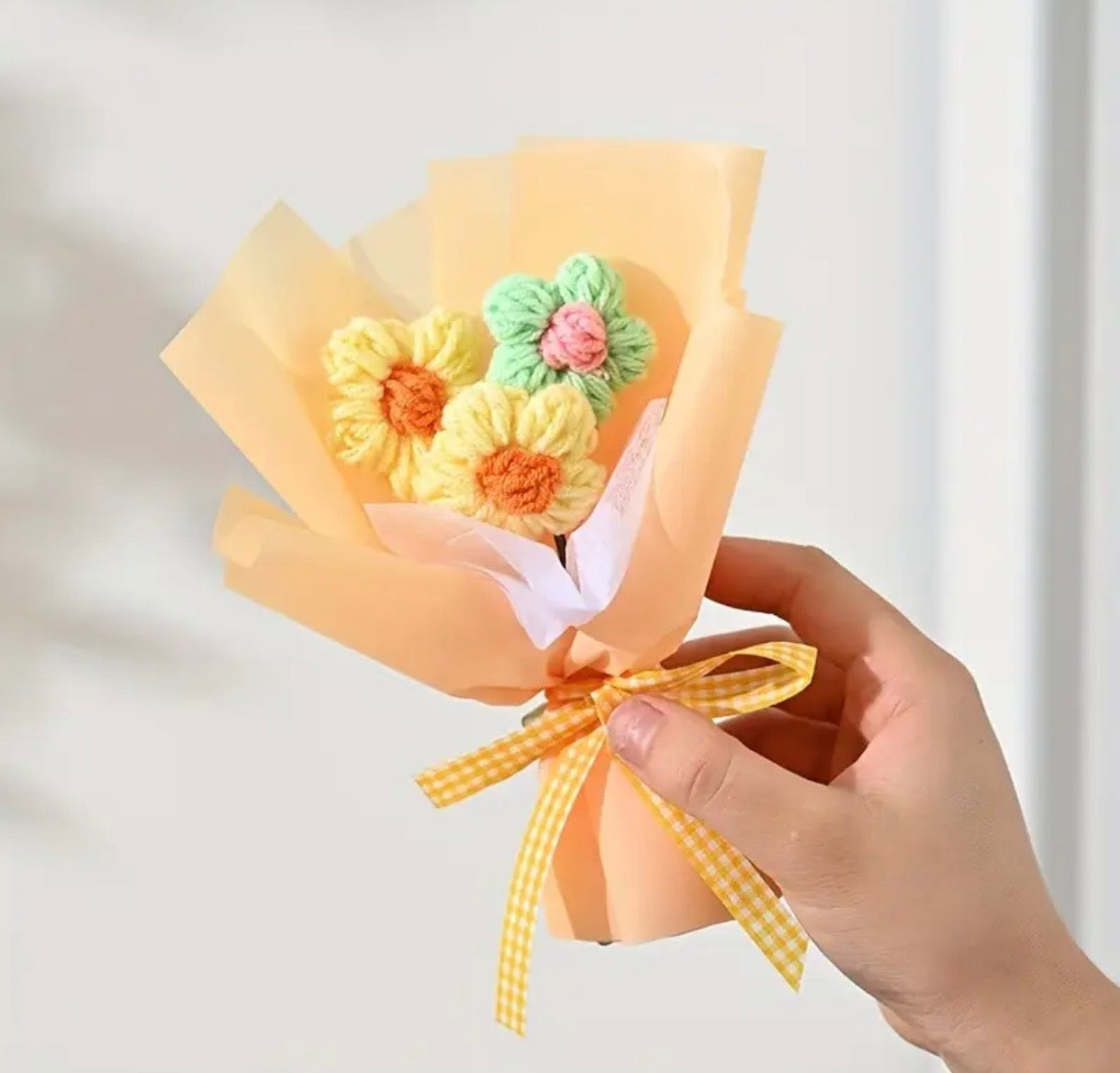 CHARMING MINI KNITTED FLOWER BOUQUET