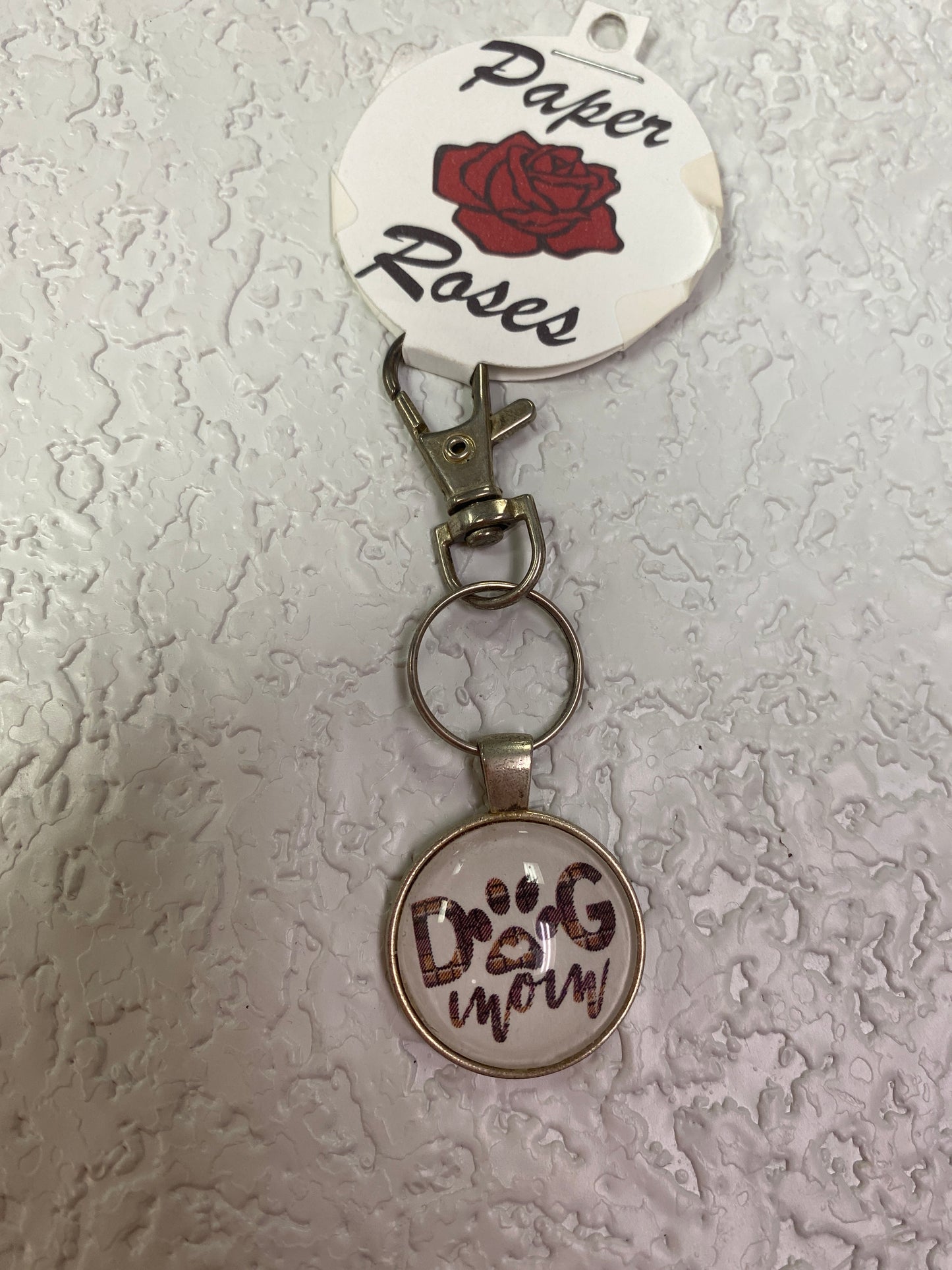 DOG MOM SILVER KEYCHAIN