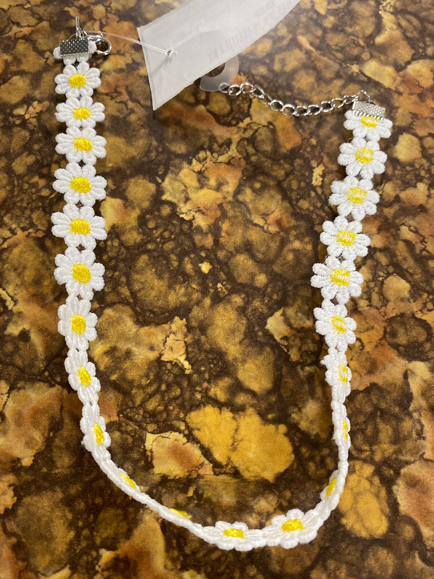 WHITE FLOWER CHOKER