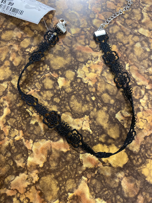 BLACK FLOWER LACE CHOKER