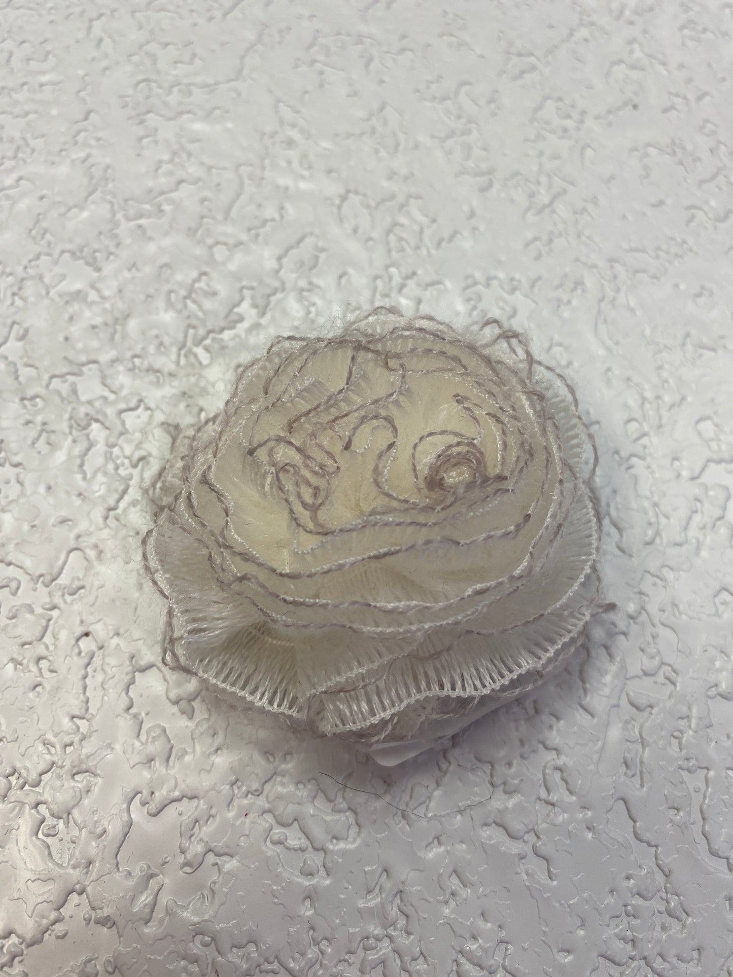 WHITE FLOWER CLIP
