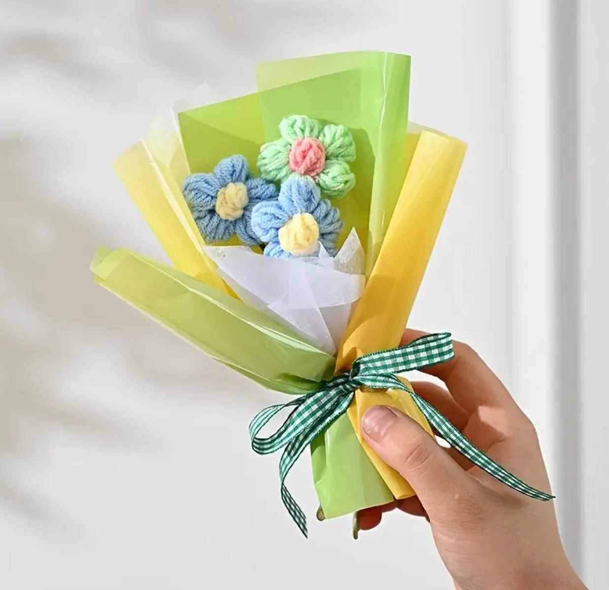 CHARMING MINI KNITTED FLOWER BOUQUET