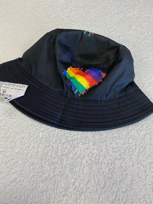 BLACK BUCKET HAT RAINBOW HEART