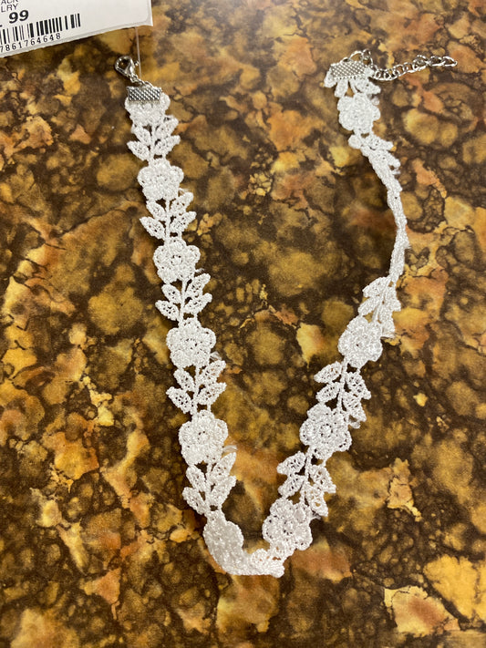 WHITE LACE FLOWER CHOKER