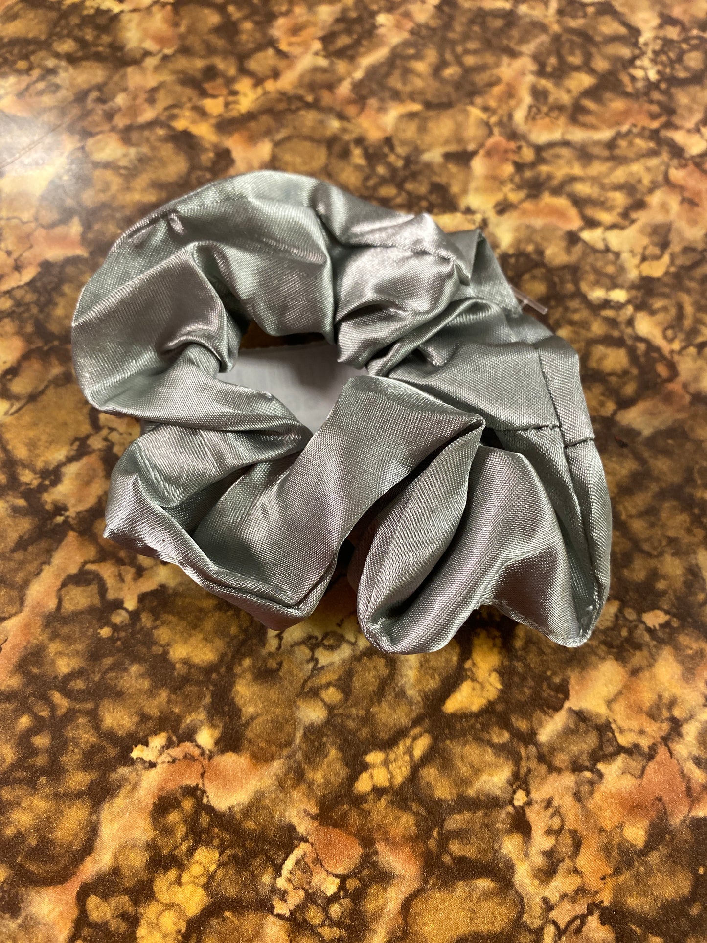 SATIN SCRUNCHIE SILVER