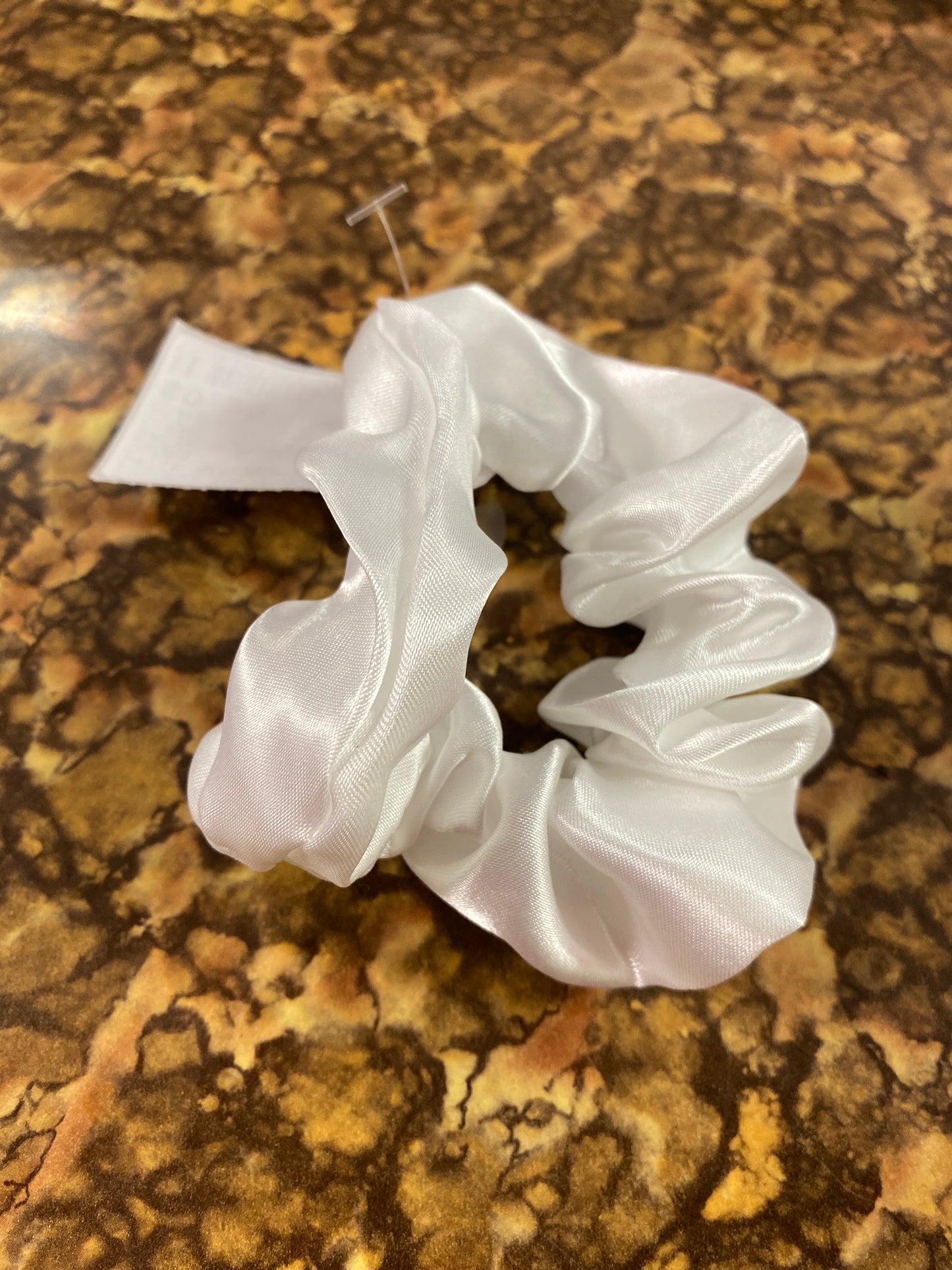SATIN SCRUNCHIE WHITE