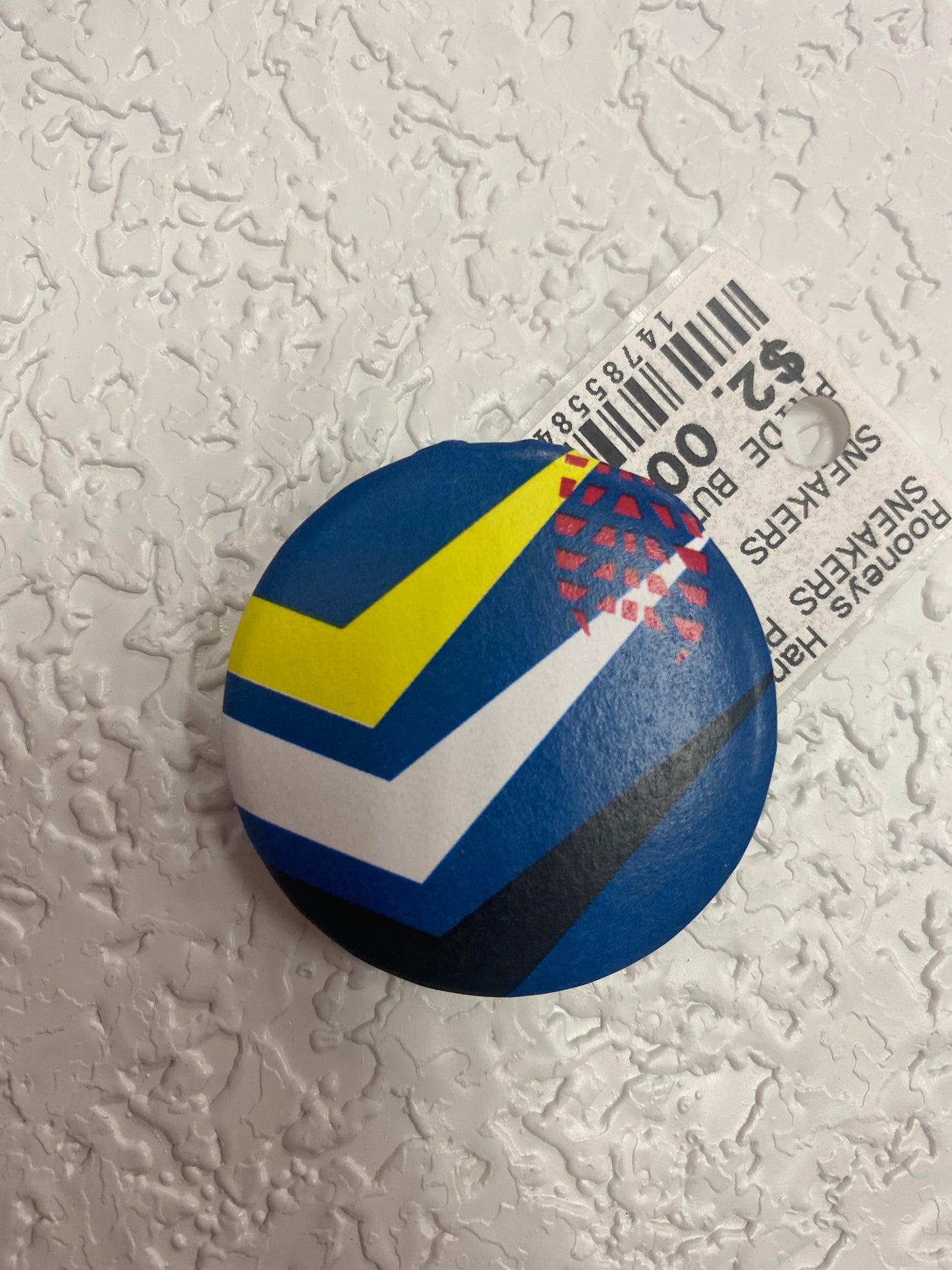 SNEAKERS PRIDE FLAG BUTTON