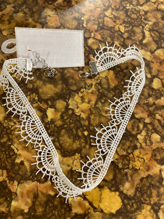 WHITE LACE CHOKER