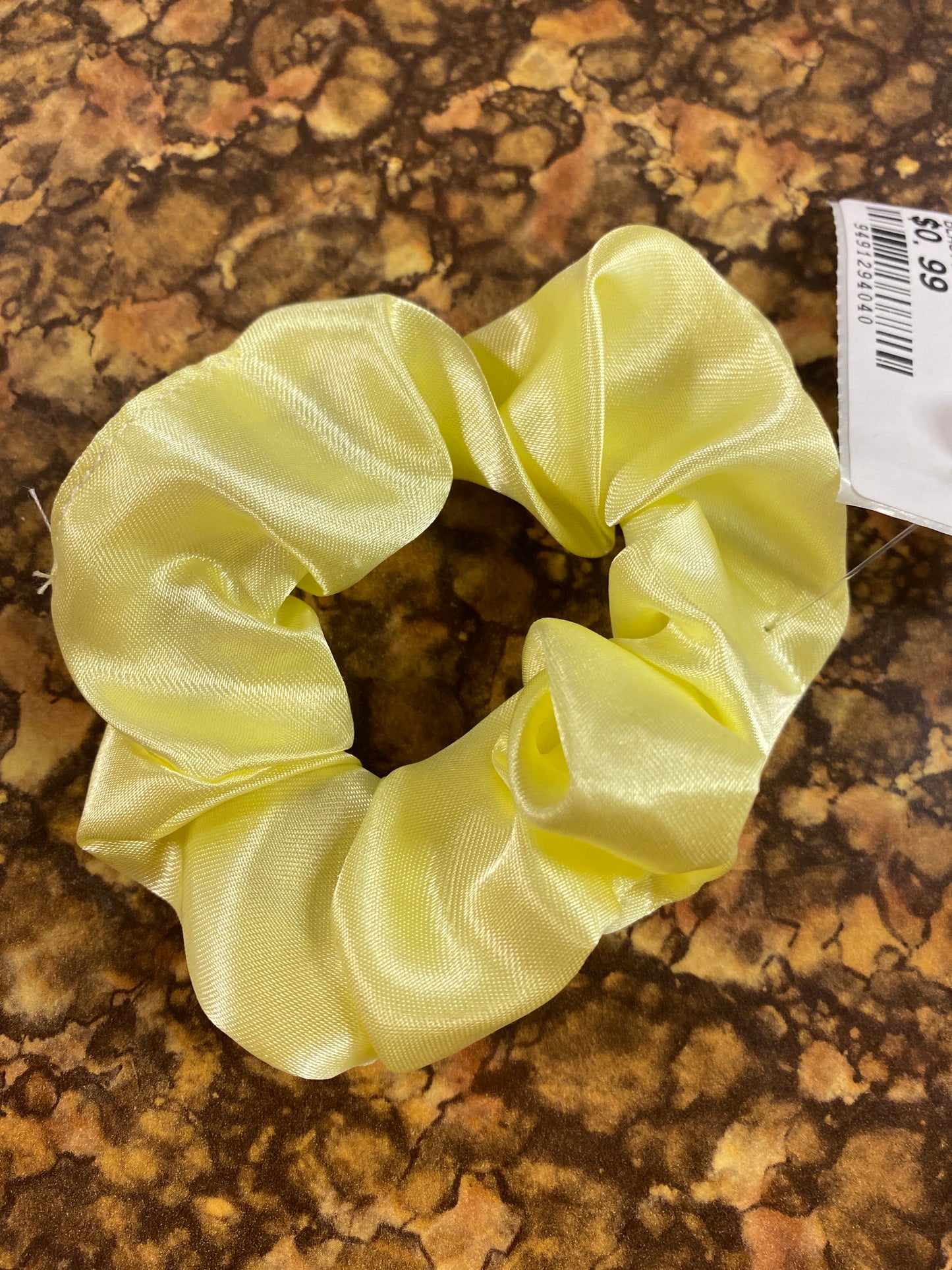 SATIN SCRUNCHIE BUTTER YELLOW