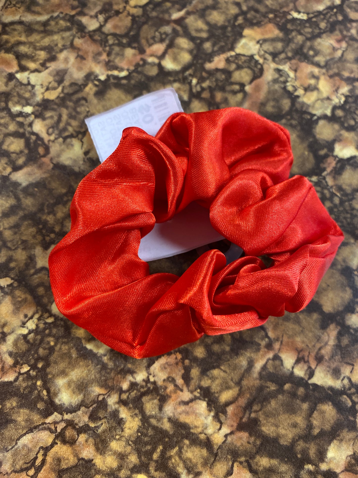SATIN SCRUNCHIE RED
